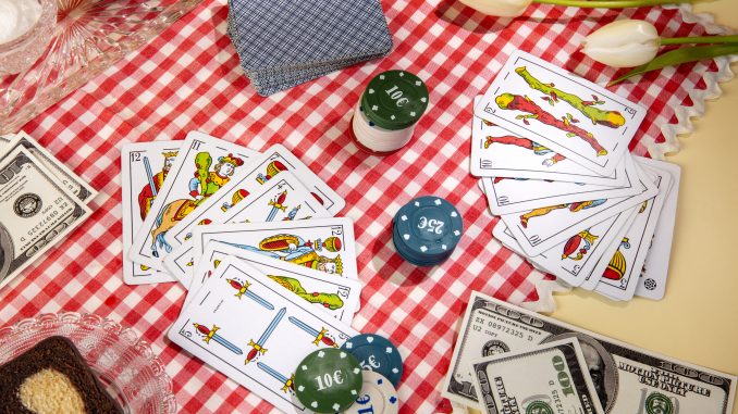 Pahvista pikseleiksi: Kuinka klassiset korttipelit muuttivat muotoaan netissä